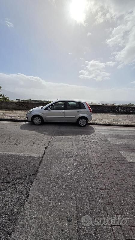 Usata Ford Fiesta 73 CV (53 kW) 2007 Grigio Utilitaria