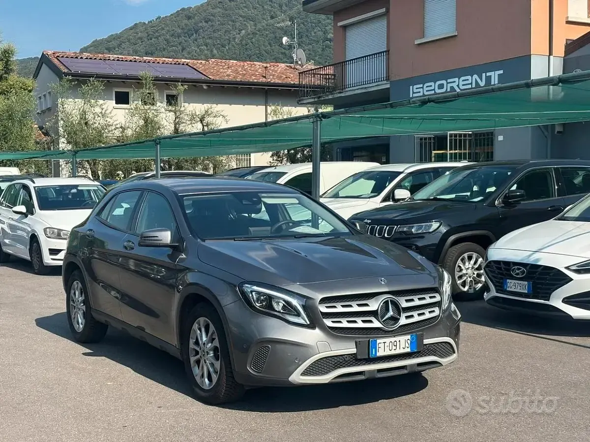 Usata Mercedes GLA200 Business 136 CV (100 kW) 2017 Grigio SUV