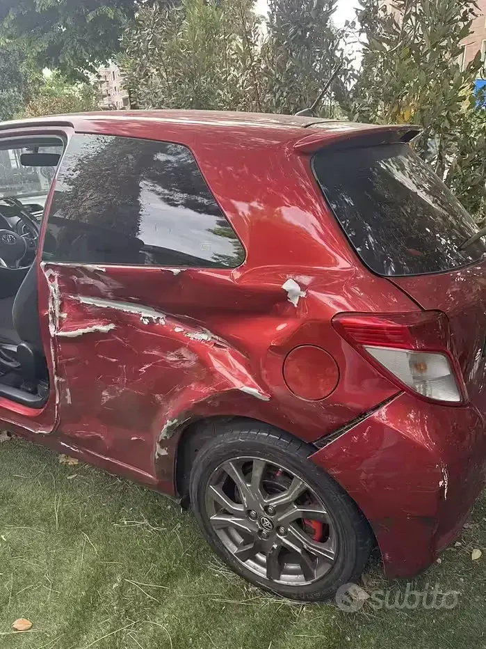 Usata Toyota Yaris 99 CV (72 kW) 2011 Rosso Utilitaria