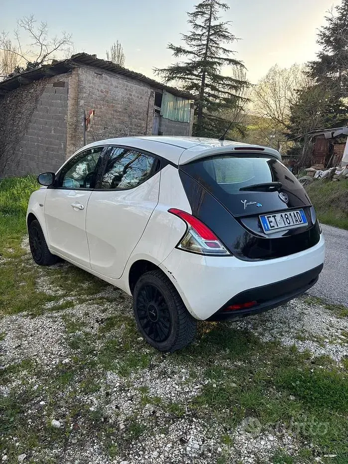 Usata Lancia Ypsilon 85 CV (62 kW) 2012 Bianco Utilitaria