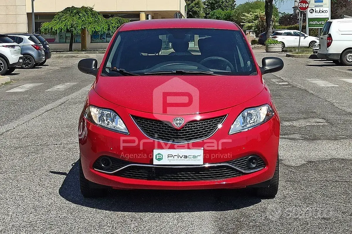 Usata Lancia Ypsilon Silver 69 CV (50 kW) 2016 Rosso Utilitaria