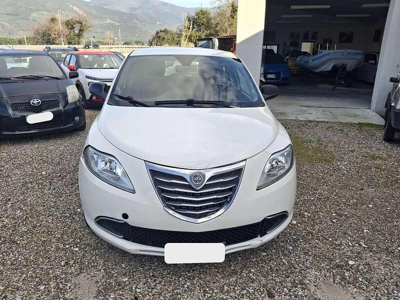 Usata Lancia Ypsilon Gold 69 CV (50 kW) 2012 Bianco Utilitaria