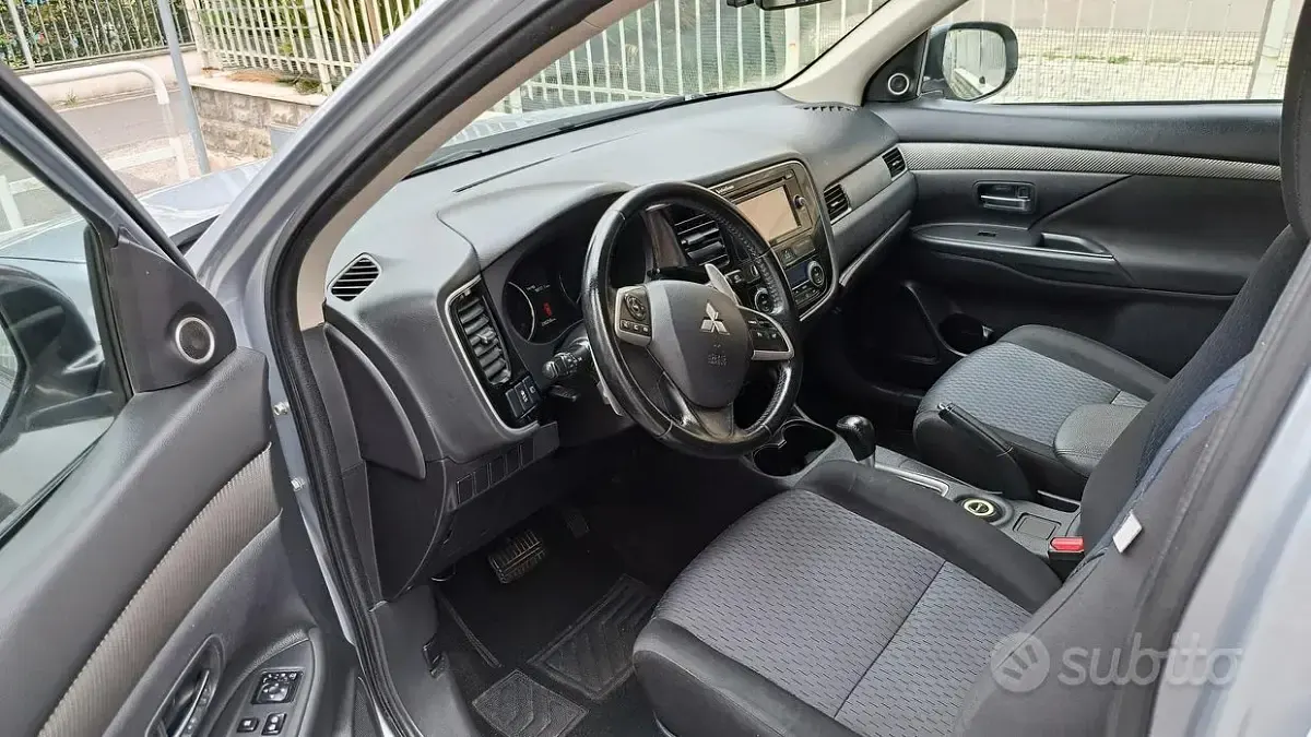 Usata Mitsubishi Outlander 150 CV (110 kW) 2014 Grigio SUV