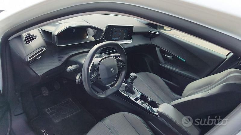 Usata Peugeot 2008 Allure 101 CV (74 kW) 2022 Bianco SUV