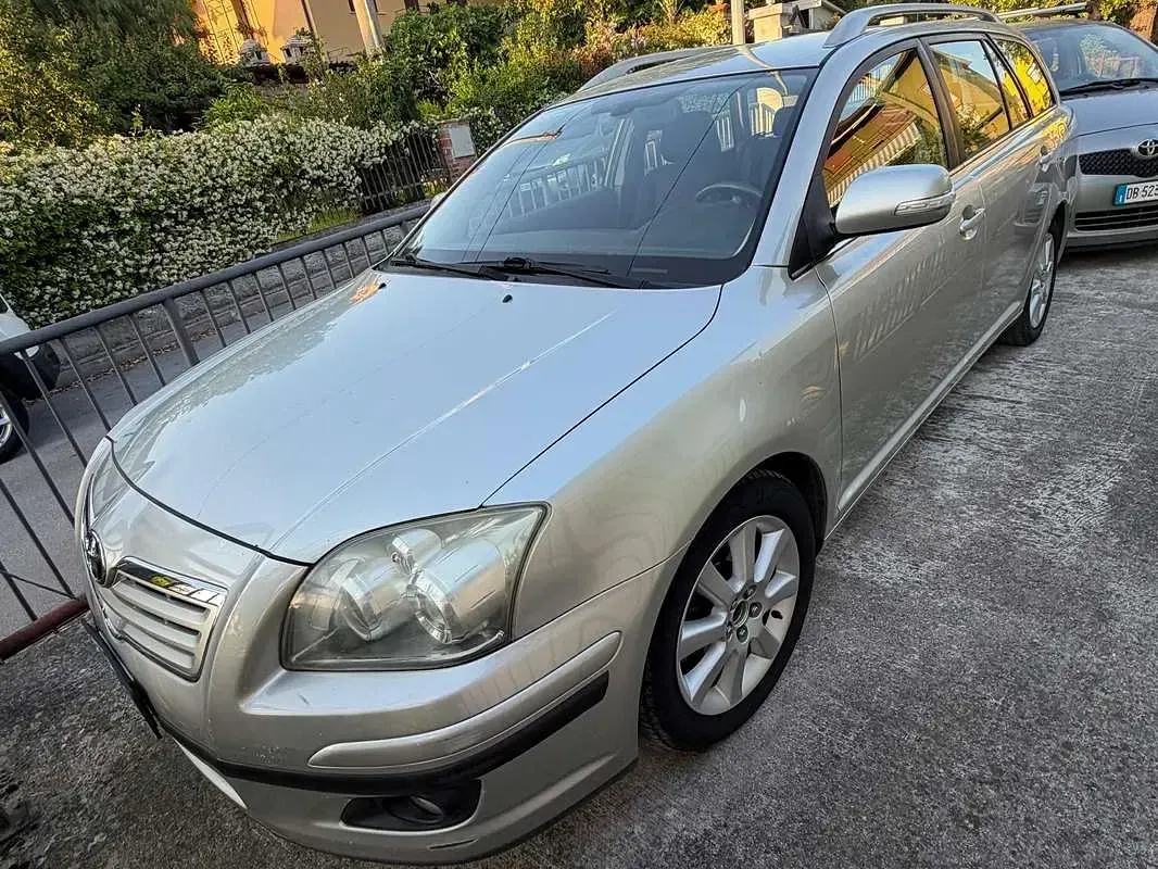 Usata Toyota Avensis 126 CV (92 kW) 2008 Argento Station wagon
