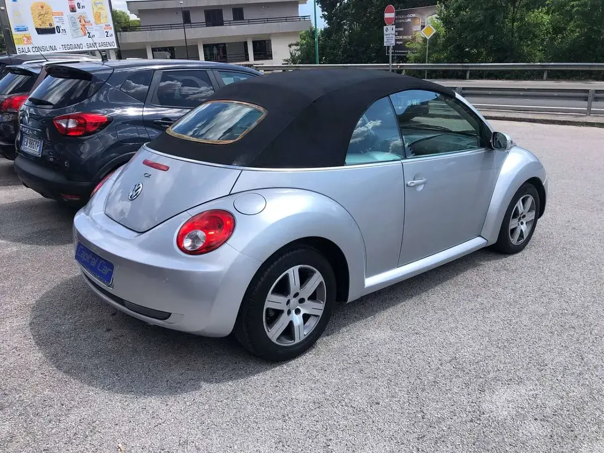 Usata VW New Beetle 105 CV (77 kW) 2007 Argento Utilitaria