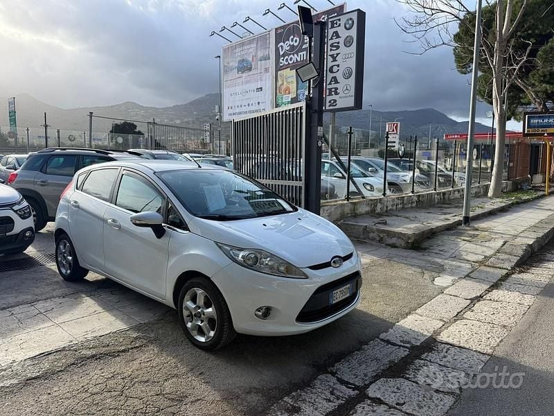 Usata Ford Fiesta 96 CV (70 kW) 2010 Bianco Utilitaria
