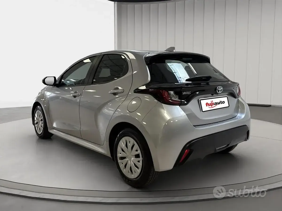 Usata Toyota Yaris Active 116 CV (85 kW) 2022 Grigio Utilitaria