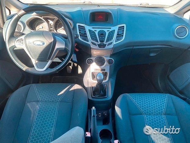 Usata Ford Fiesta Titanium 99 CV (72 kW) 2010 Marrone Utilitaria
