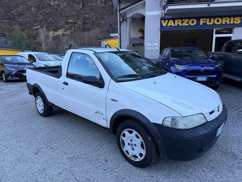 Usata Fiat Strada Trekking 80 CV (58 kW) 2004 Bianco