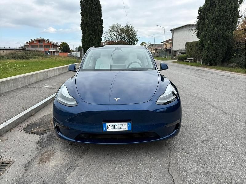 Blu/azzurro Usata 2023 Tesla Model Y Performance SUV | 42.500 € (Buon prezzo) - Immagine 1/4