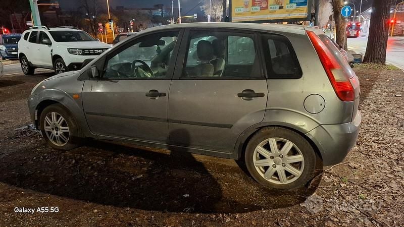 Second-hand Ford Fiesta 73 CP (53 kW) 2002 Gri Hatchback