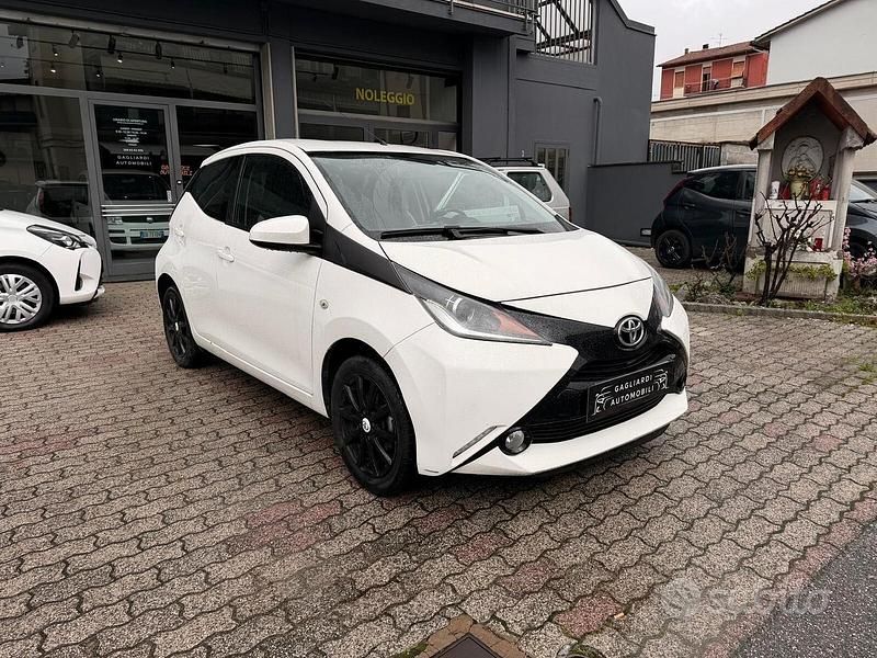 Usata Toyota Aygo X-Black 69 CV (50 kW) 2016 Bianco Utilitaria