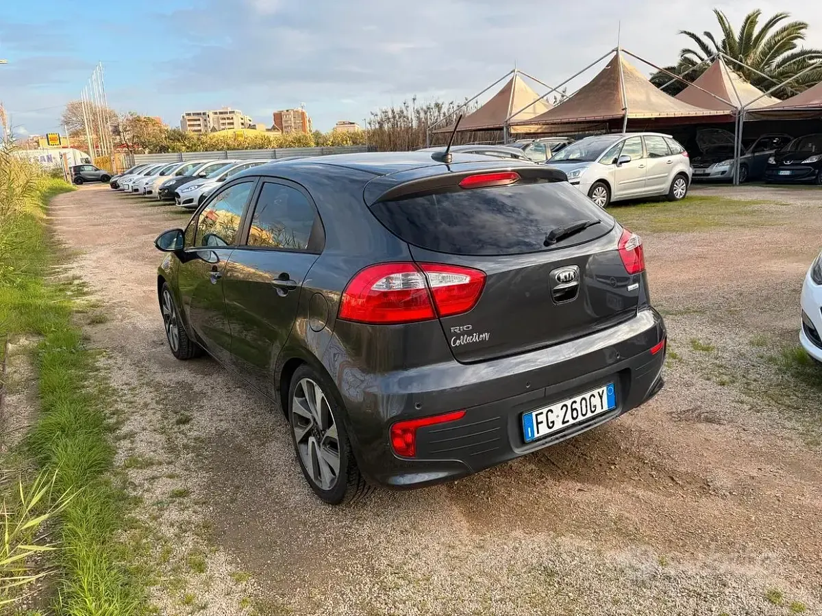 Usado Kia Rio 90 CV (66 kW) 2017 Gris Berlina