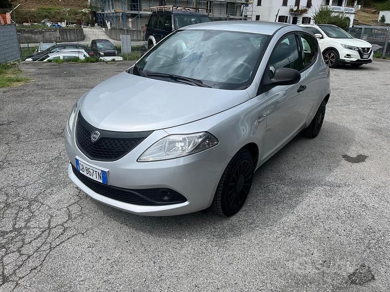 Usata Lancia Ypsilon Silver 69 CV (50 kW) 2020 Argento Utilitaria