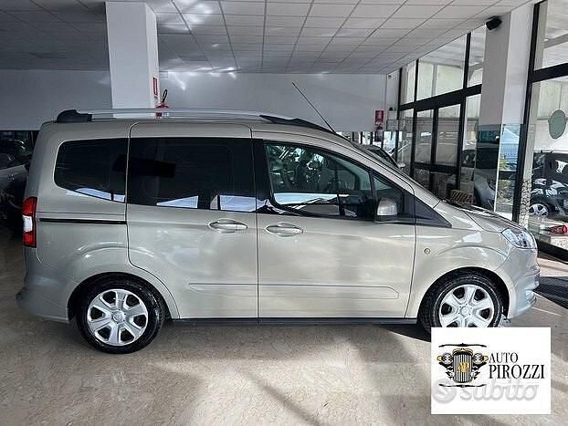 Usata Ford Tourneo 75 CV (55 kW) 2016 Grigio Monovolume