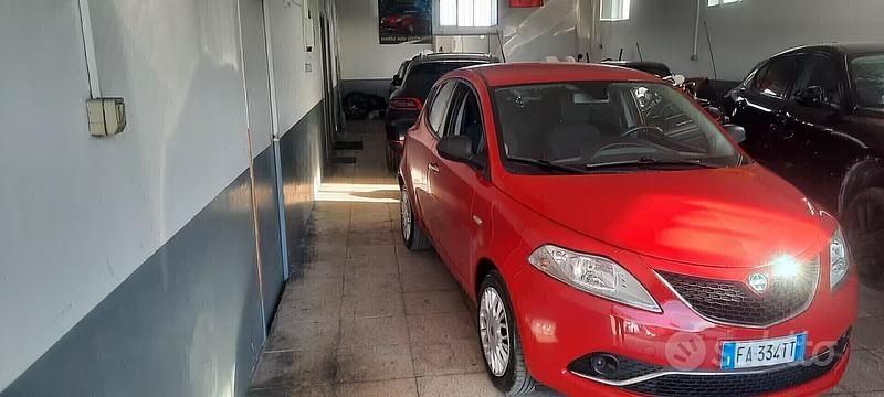 Usata Lancia Ypsilon 69 CV (50 kW) 2015 Rosso Utilitaria