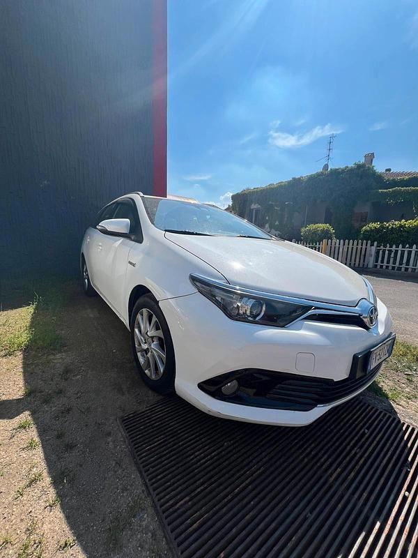 Usata Toyota Auris Touring Sports Lounge 99 CV (72 kW) 2019 Bianco Station wagon