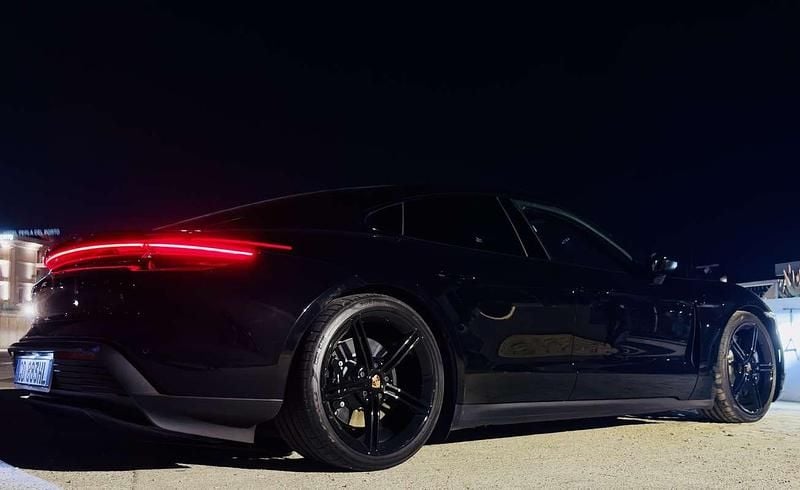 Begagnad Porsche Taycan 4S Performance Package 139 kW (190 HK) 2021 Svart Sedan
