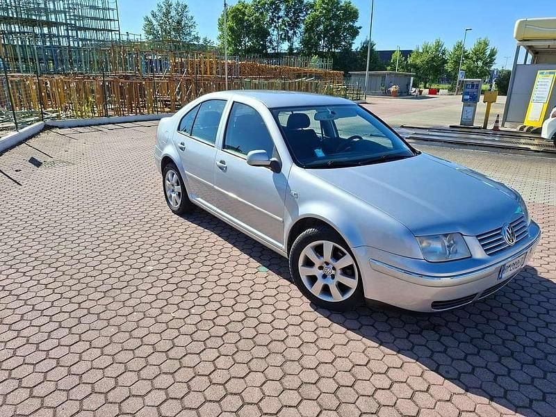 Usado VW Bora Highline 105 CV (77 kW) 2001 Plateado Berlina