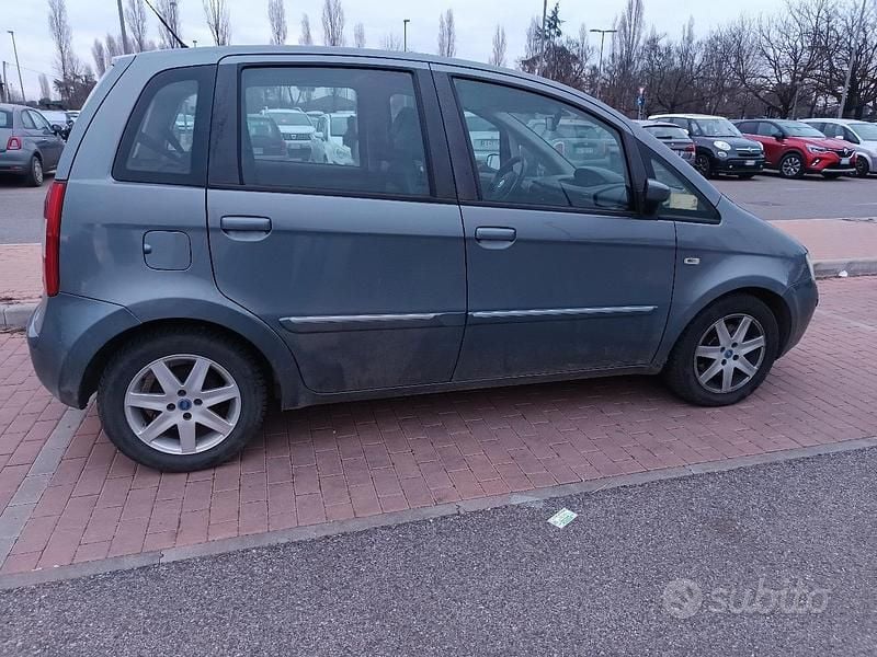 Usata Fiat Idea 101 CV (74 kW) 2006 Grigio Monovolume