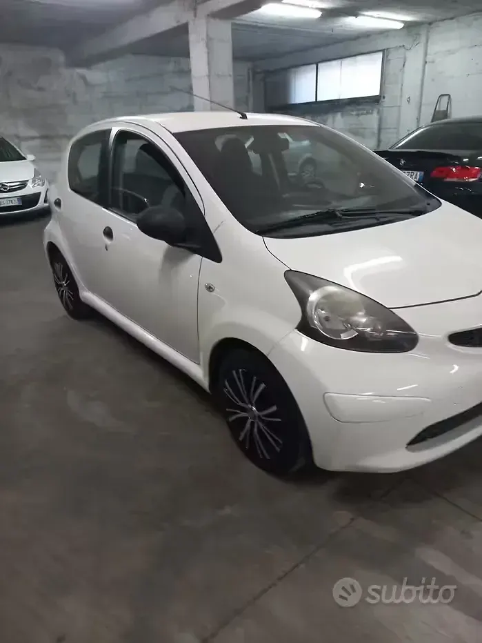 Usata Toyota Aygo Connect Style 68 CV (50 kW) 2012 Bianco Utilitaria