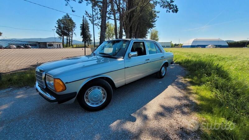 Usata Mercedes 200 109 CV (80 kW) 1983 Grigio Berlina