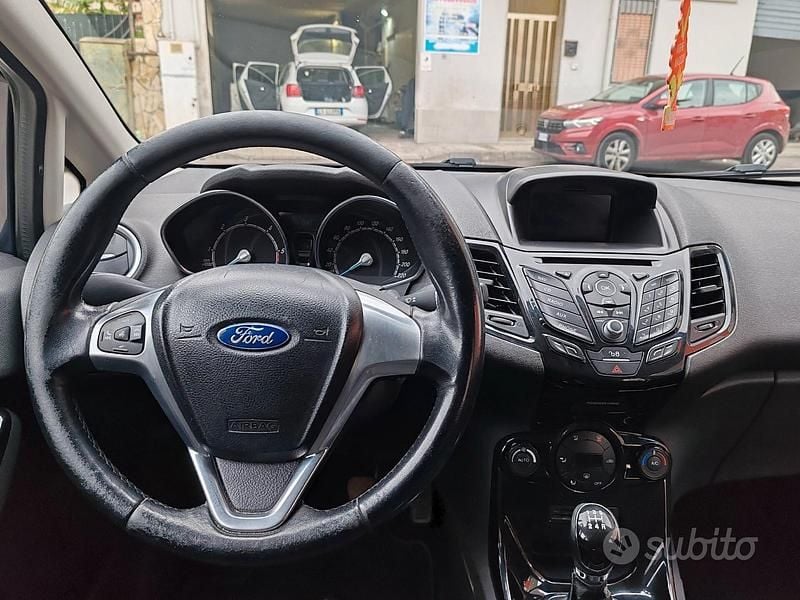 Usata Ford Fiesta Titanium 75 CV (55 kW) 2015 Blu Berlina
