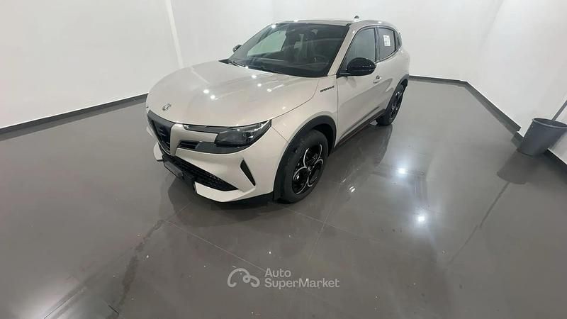 Nuova Alfa Romeo Junior Edizione Speciale 136 CV (100 kW) 2026 Beige SUV