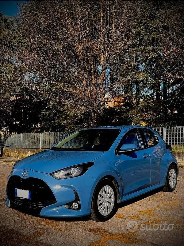 Usata Toyota Yaris Trend 72 CV (52 kW) 2021 Blu Utilitaria