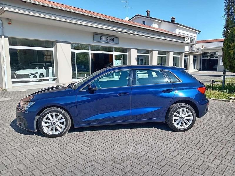 Usata Audi A3 Business 116 CV (85 kW) 2024 Blu/azzurro Utilitaria