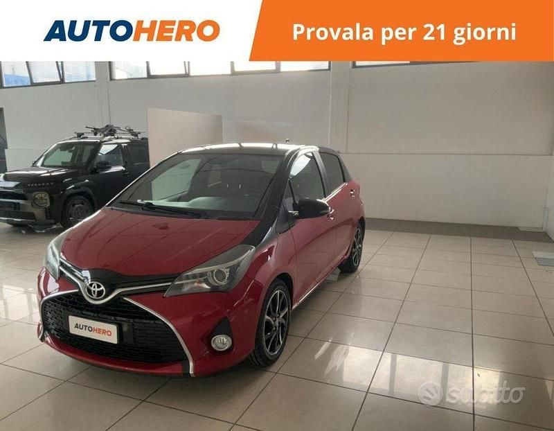 Usata Toyota Yaris Lounge 90 CV (66 kW) 2016 Rosso Berlina