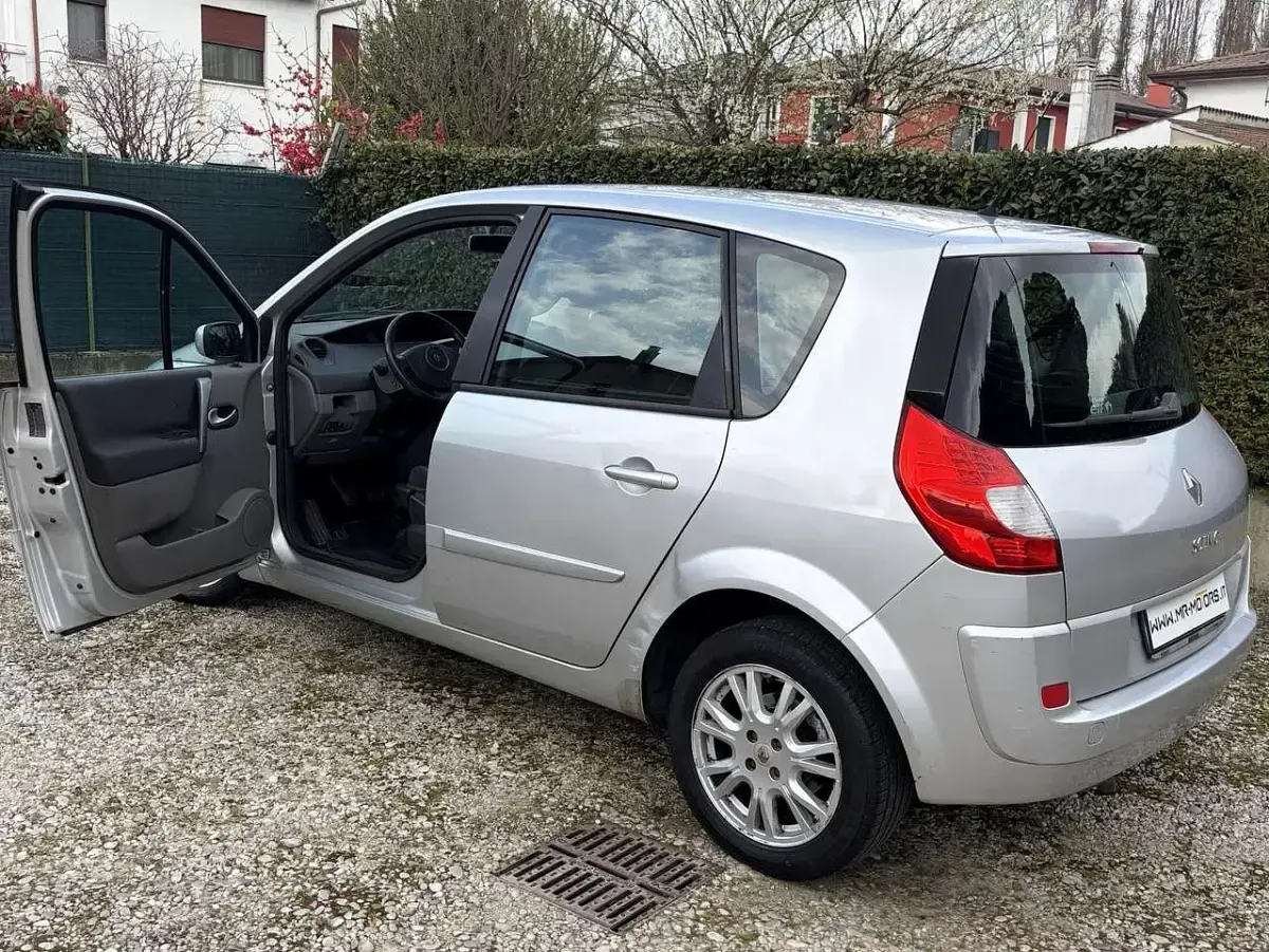 Usata Renault Scénic II 105 CV (77 kW) 2008 Argento Monovolume