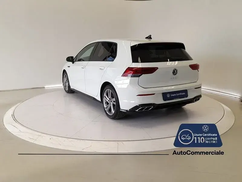 Używany VW Golf VIII R-line 150 KM (110 kW) 2022 Biały Sedan/Limuzyna