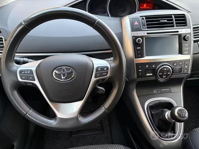 Usata Toyota Verso 112 CV (82 kW) 2015 Grigio Monovolume