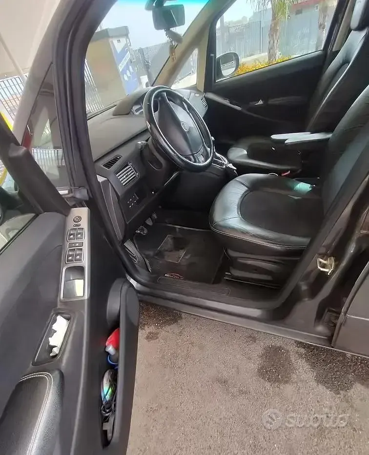 Usata Lancia Musa 95 CV (69 kW) 2011 Grigio Monovolume