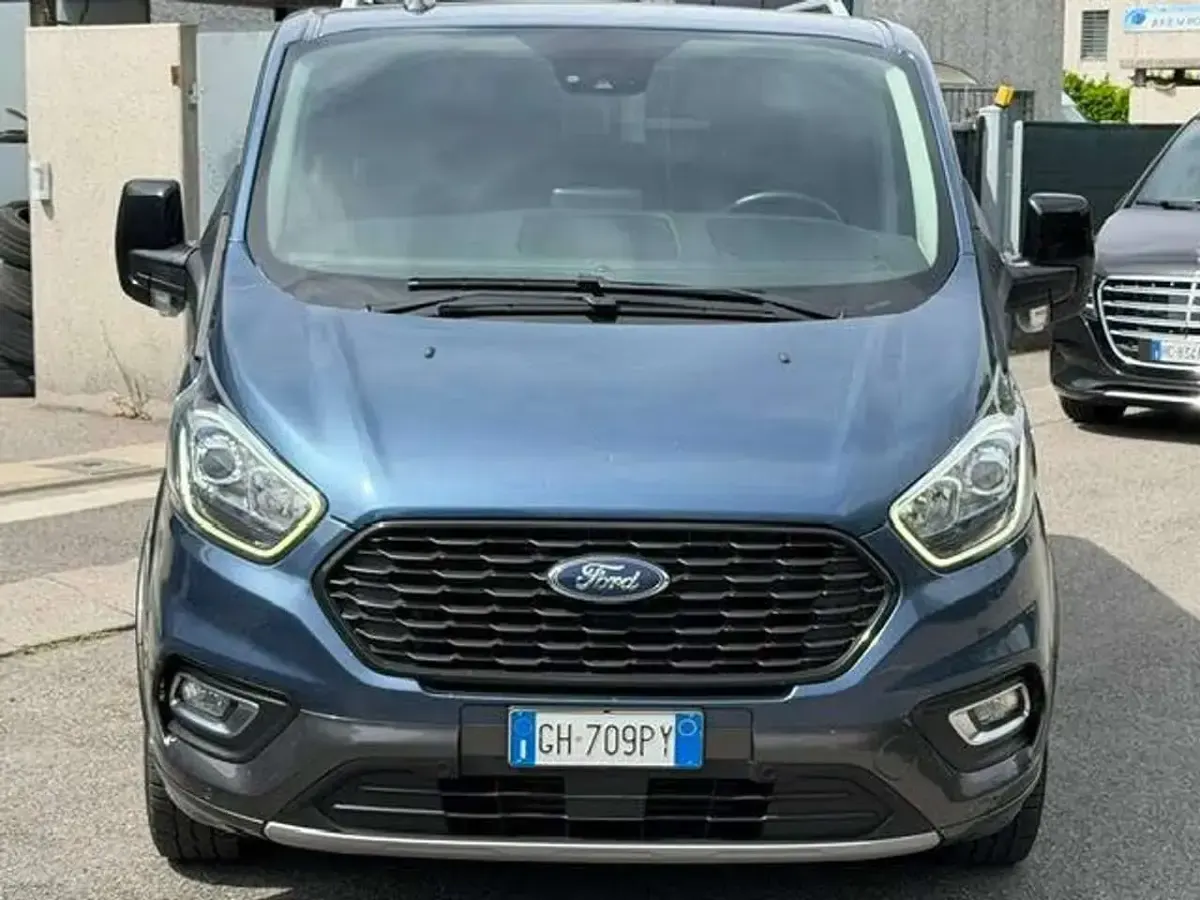 Usata Ford Tourneo Custom Active 185 CV (136 kW) 2021 Blu chrome metallizzato Furgone