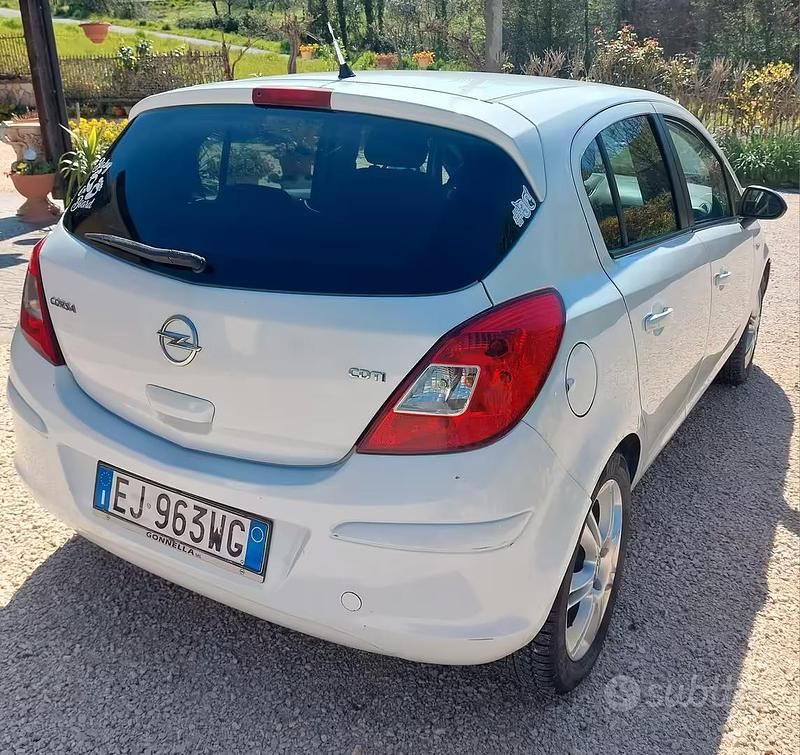 Usata Opel Corsa Cosmo 95 CV (69 kW) 2011 Bianco Utilitaria