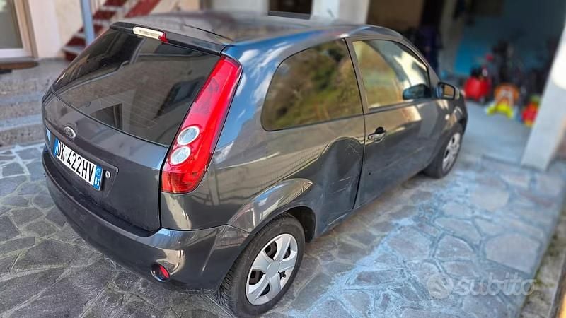 Usata Ford Fiesta 2007 Grigio Utilitaria