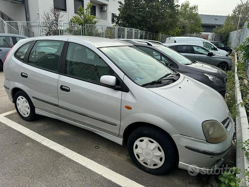 Usata Nissan Almera Tino 114 CV (83 kW) 2001 Grigio Monovolume