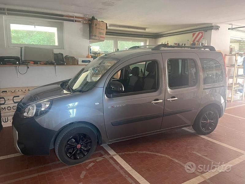 Grigio Usata 2018 Renault Kangoo Monovolume | 8000 € (Buon prezzo) - Immagine 1/4