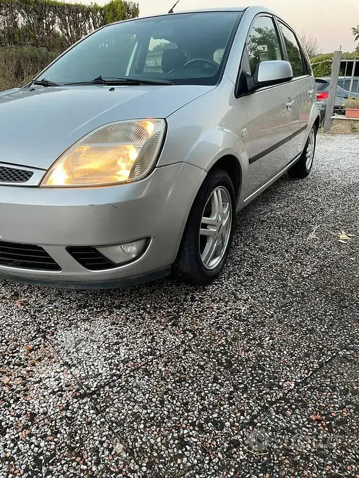 Usata Ford Fiesta 75 CV (55 kW) 2005 Grigio Utilitaria