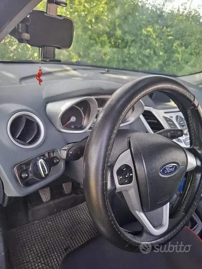 Usata Ford Fiesta Titanium 97 CV (71 kW) 2010 Grigio Berlina