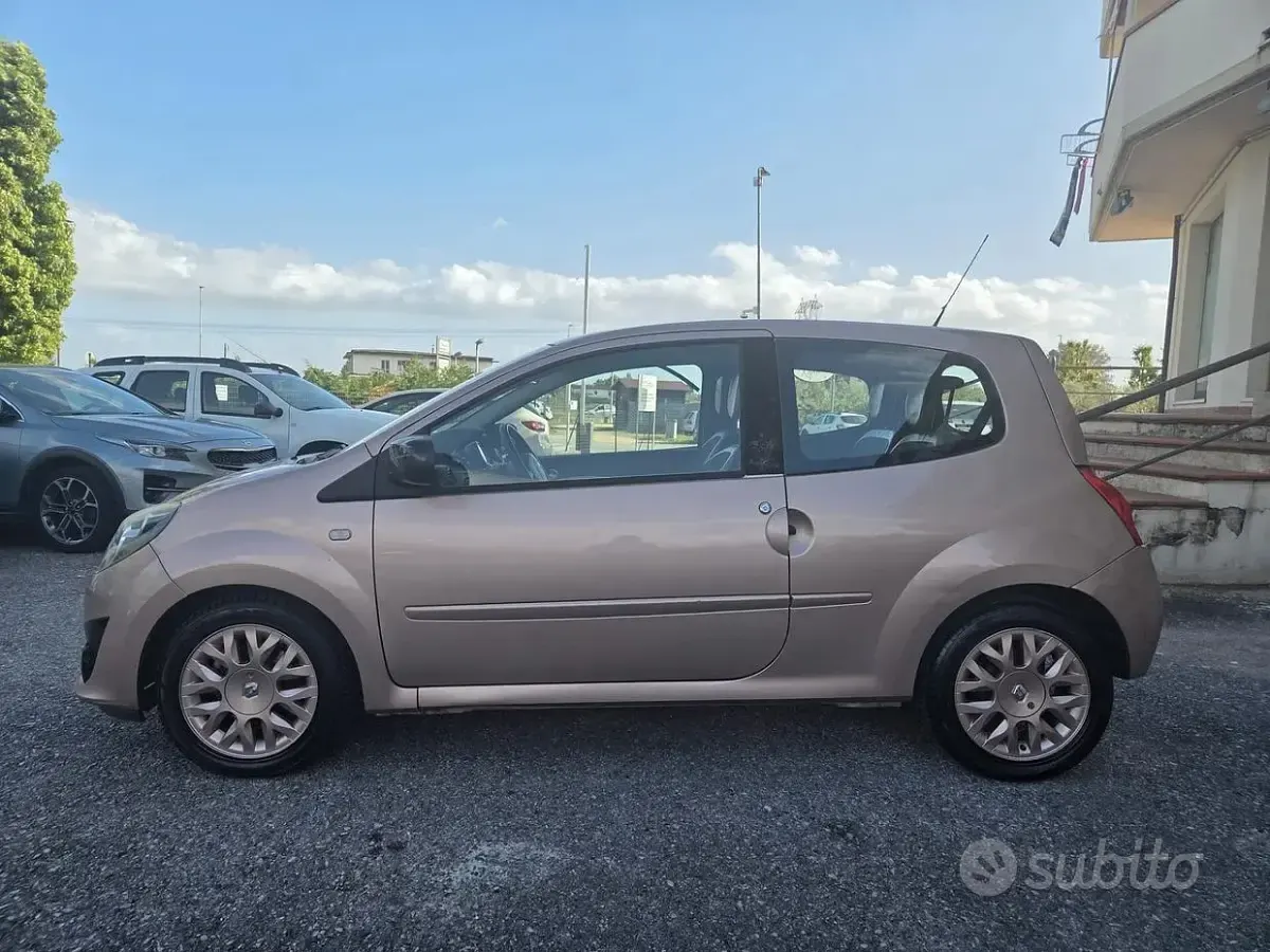 Usado Renault Twingo 75 CV (55 kW) 2011 Púrpura Utilitario