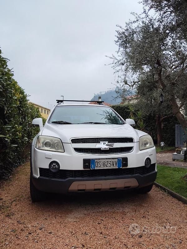 Bianco Usata 2009 Chevrolet Captiva SUV | 2000 € (Buon prezzo) - Immagine 1/4