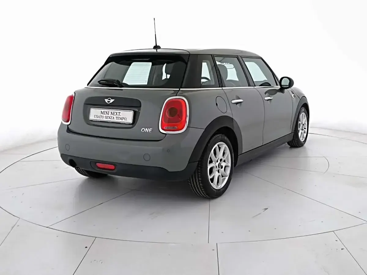 Usata Mini ONE 75 CV (55 kW) 2018 Moonwalk grey Utilitaria
