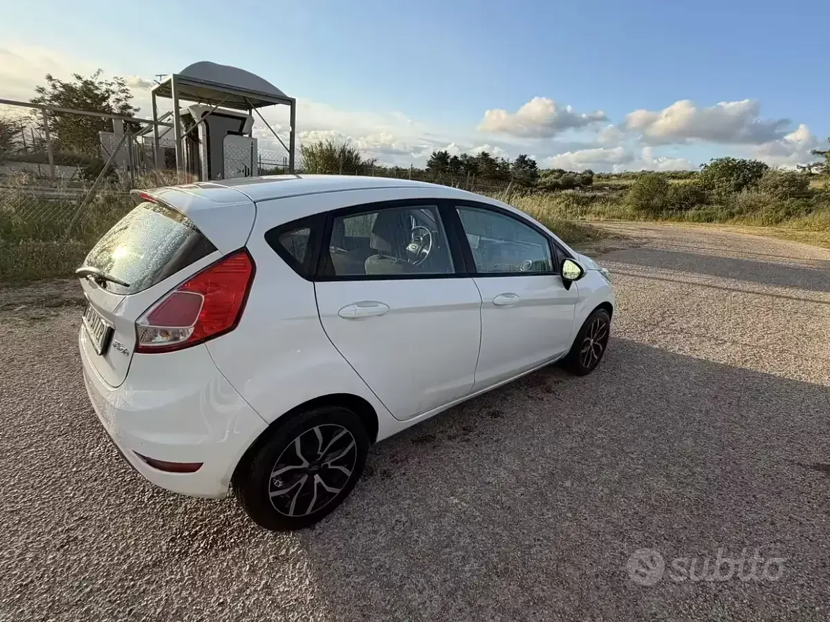 Usata Ford Fiesta 75 CV (55 kW) 2016 Bianco Utilitaria
