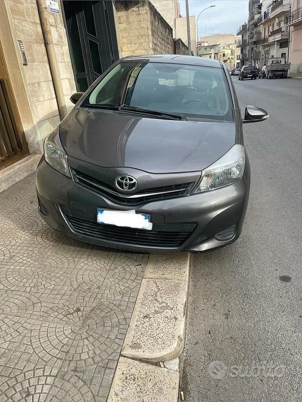 Grigio Usata 2011 Toyota Yaris Lounge Tre volumi | 6200 € (Buon prezzo) - Immagine 1/4