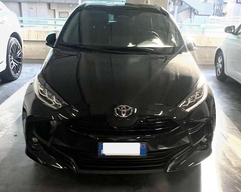 Usata 2024 Toyota Yaris Hybrid Trend Tre volumi | 21.500 € (Cara) - Immagine 1/4
