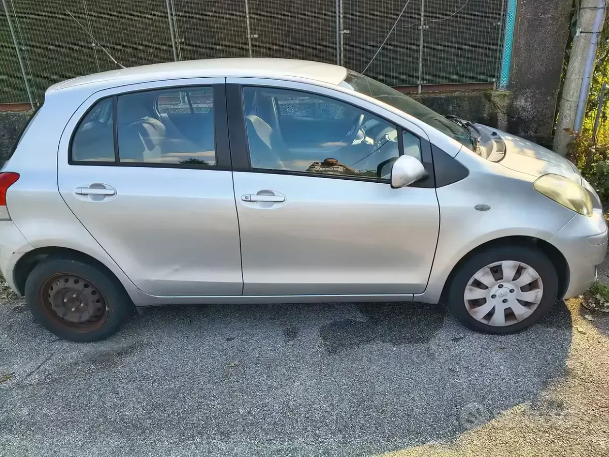 Usata Toyota Yaris 69 CV (50 kW) 2009 Grigio Utilitaria